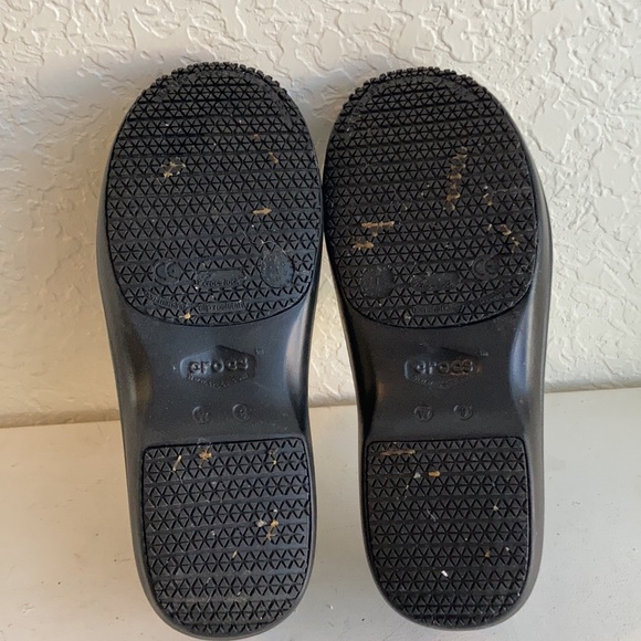 Crocs comfort slip resistant black clogs - Picture 8 of 9